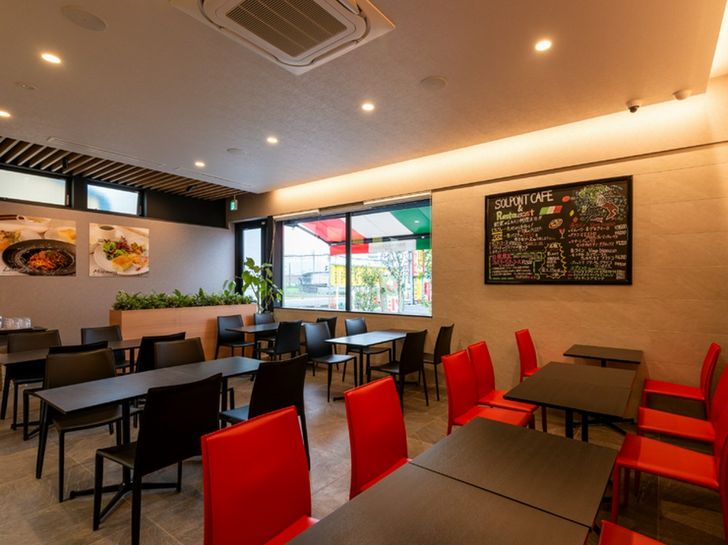 幅広い世代が利用できる、明るい雰囲気のカフェ＆レストラン