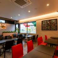 店内は広く、明るい雰囲気。小さな子どもから年配の方まで、幅広い世代が利用できる憩いの空間です。家族揃っての食事会や記念日のディナーにピッタリの一軒です。
