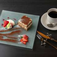 肩ひじ張らせないカジュアルな雰囲気の中、絶品スイーツとイタリア料理を堪能できる【SOLPONT CAFÉ & Restaurant】。普段使いはもちろん、記念日などのデートにもオススメです。