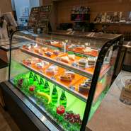 フランスから直輸入の食材のみでつくったカヌレをはじめ、本格的なスイーツはテイクアウトも可能。ちょっとした手土産やギフトとしても喜ばれるので、記念日の贈り物としていかが。