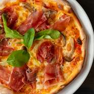 手間暇をかけて肉の旨みを凝縮させてつくった生ハムと、豊かな香りが広がるキノコのピッツァ。柔らかな酸味のトマトソースがベースとなっています。ワインのお供に、仲間とシェアして食べるのがオススメです。★印