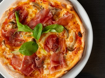 肉の旨みが凝縮した生ハムと、豊かな香りが広がるキノコのピッツァ『プロシュート エ フンギ』