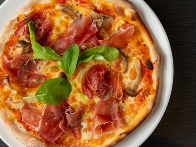 肉の旨みが凝縮した生ハムと、豊かな香りが広がるキノコのピッツァ『プロシュート エ フンギ』