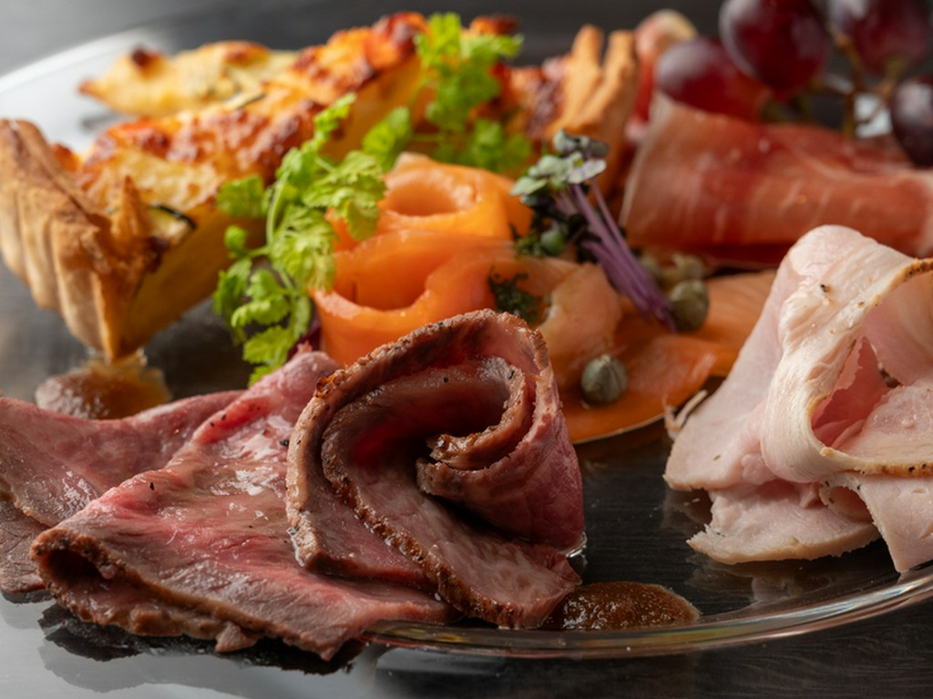 シェフが厳選したオススメ素材を使用した一皿。五感で楽しめる『シェフおまかせ前菜の盛り合わせ』