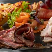 その日、その時季のシェフが厳選したオススメ素材を使用した一皿です。彩りや香りなど五感で楽しめる内容で、SNS映えもバッチリ！3種と5種があり、仕入れ状況や季節により内容は異なります。