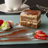 シェフお任せのドルチェ盛りとドリンクのセットです。ケーキ・タルト・焼菓子など、シェフ特製のドルチェの盛り合わせ。ランチやディナーなど食後はもちろん、カフェタイムにもオススメです。