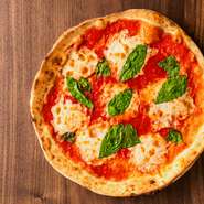 毎日店内で生地から手作りしている「自家製窯焼きPIZZA」は約30種類！基本のトマトソースはもちろん、ホワイトソースやバジルソースなど種類豊富にご用意いたしております。トッピングだけでも15種類以上をご用意！