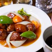 本格中華をカジュアルに楽しめる【中華料理　鋼.】。マイルドな味付けにこだわったメニューから、香辛料を効かせた通好みのメニューまで、豊富なメニューで幅広い世代が利用できるお店です。