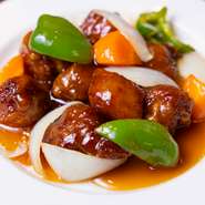 柔らかな豚肉と新鮮な野菜が、絶妙なコンビネーションを奏でる酢豚。ソースは酸味をやや抑えたマイルドな甘酸っぱさで、親しみやすい味わいに纏められています。