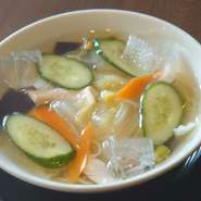 シャキシャキ野菜と冷たいスープが暑い日にぴったりの一品です！