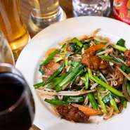 幅広いユーザーから好評価を博している、お店自慢の逸品。レバー特有のクサみを和らげるように、下処理から徹底的にこだわっているため、普段はニラレバ炒めをオーダーしない方にもオススメです。