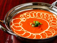 子どもから大人まで、幅広く人気を集める甘口鶏肉カレー『バターチキン』