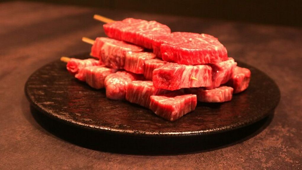 赤身と脂のバランスが抜群。希少部位を好みの焼き加減で味わえる人気メニュー『フィレ串』