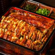 全国から厳選された300g以上の良質な特大肉厚なうなぎ、特別契約している長野県の農家からうなぎに合う糖度の高い米を仕入れ。昔ながらの製法でつくった逸品のたれがさらに旨みを際立たせます。