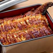 うなぎ好きにはたまらない逸品。ひつまぶしと長焼きという、ありそうでなかった絶妙な組み合わせが魅力的です。たっぷりと絡んだタレの旨みも格別。（お漬け物とお出汁付きです。）
