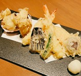 本日おすすめの天ぷらが5種類乗っています。
※季節により内容が変わる場合がございます。