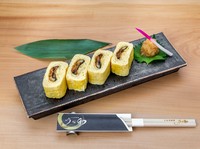 刻んだうなぎを卵に包んで焼き上げています。
