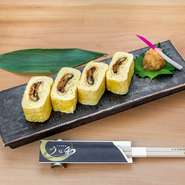 刻んだうなぎを卵に包んで焼き上げています。