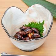 希少なうなぎの肝を秘伝のタレで焼き上げました。