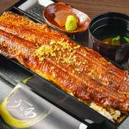 ご飯とご飯の間に忍ばせた鰻と、ご飯の上に丸々一本分の鰻を切らずにそのまま載せたこれ以上ない贅沢な逸品です。
お吸い物、お新香付き。