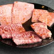 【大阪福島焼肉とっぷく】では、但馬牛を中心とした鮮度の良い肉を堪能できます。厳選されたシャトーブリアンやヘレなどの赤身希少部位のほかに、新鮮なホルモンも豊富に揃えられています。