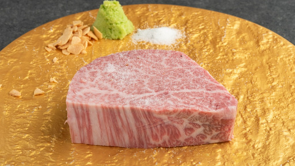 選び抜かれた極上肉を贅沢に厚切りに。口の中でほどける食感は格別『シャトーブリアン（100g～）』