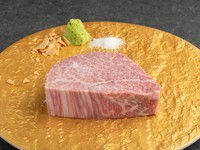 選び抜かれた極上肉を贅沢に厚切りに。口の中でほどける食感は格別『シャトーブリアン（100g～）』