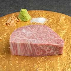 選び抜かれた極上肉を贅沢に厚切りに。口の中でほどける食感は格別『シャトーブリアン（100g～）』