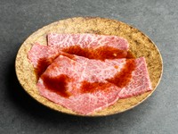 タレと卵黄に絡めていただけば、格別の味わい。肉本来の旨みが感じられる逸品『極焼きしゃぶ』
