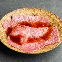 タレと卵黄に絡めていただけば、格別の味わい。肉本来の旨みが感じられる逸品『極焼きしゃぶ』