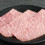 弾力があり優しく柔らかい舌ざわりのマルシンと、きめ細やかで濃い味が楽しめるラムシン。一頭の中でも少ししか取れない希少部位を堪能できます。なお、その日の仕入れによってどちらかの提供となります。