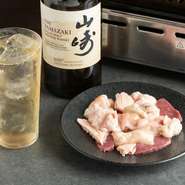 手間暇かけて丁寧に下処理した、その日のおすすめホルモンの盛り合わせです。クサみが少なく、ホルモンが苦手な人にも食べやすいメニュー。程よい歯ごたえがクセになります。