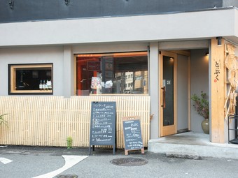 駅チカの焼肉店。シーン問わず利用可能な店内で焼肉を満喫