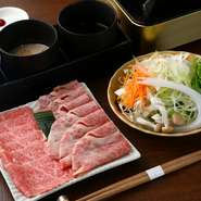 メイン食材には世界に誇る日本のブランド、A5「松阪牛」を用意。その他厳選A5黒毛和牛や「松阪ポーク」など、選りすぐりの食材ですき焼き・しゃぶしゃぶを楽しめます。