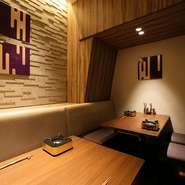 店内は落ち着いた雰囲気で、和の趣きを感じさせるモダン空間。清潔感があり、席の間隔もゆったりとしているため、リラックスして食事を楽しめます。