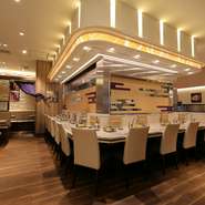 しゃぶしゃぶ・すき焼き会席はそれぞれ一人用のお鍋で提供されるため、少人数でも気軽に利用しやすい設計。気軽に利用できるローカウンター席も完備されています。