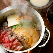 厳選食材に加えて、一人一鍋ずつの個別提供と落ち着いた空間作りが魅力。大切なゲストと親交を深めたい日のディナーなど、ビジネスシーンにも対応しやすいお店です。