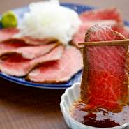 素材からこだわった逸品を、会席仕立てで提供するコースは満足感抜群。一品料理やドリンクも豊富に取り揃えられており、大人のデートにも最適です。