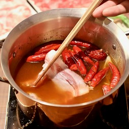 旨辛火鍋出汁を使った松阪ポークのが堪能できるしゃぶしゃぶプランです！