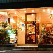 高知市内は堺町。 バリをイメージしたノスタルジックな店内はカウンター席数席とテーブル数席しかない小さな隠れ家的お店です。 