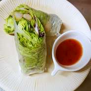 中国の春節の宴会用に作られた「春巻き」の名前の由来は、旧暦の新年が春の始まりにあたるからだそうです。どうでもいいですけど（笑）