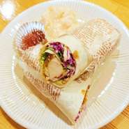 小麦粉で作った薄焼きパン「トルティーヤ」
"オリジナルそぼろ×玉子"バージョン!!