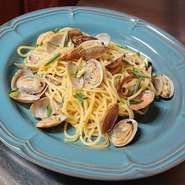 アサリの旨味が凝縮された、パンチのある白ワインベース（ビアンコ）のソースが特徴。