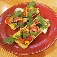 器ごと食べられる、ユニークなお皿型のタコス♪
まるっと全部食べてみてください（笑）
※お皿は食べれません