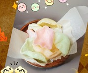 サクサクとした歯ざわり、軽い味わいの海老せんべい。