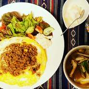 ・そぼろ玉子のっけご飯プレート
・サラダ
・スープ
※+250円でドリンク付きに(ホット珈琲・アイス珈琲)