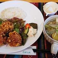 ・鶏の唐揚げプレート
・サラダ
・スープ
※+250円でドリンク付きに(ホット珈琲・アイス珈琲)