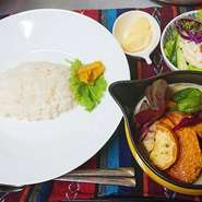 ・グリーンカレー
・サラダ
※+250円でドリンク付きに(ホット珈琲・アイス珈琲)