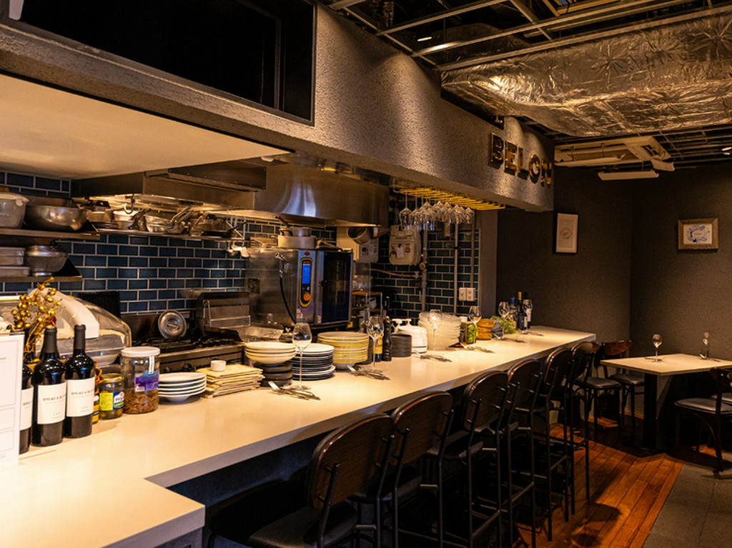 お一人様でのバー利用も楽しめるカウンター