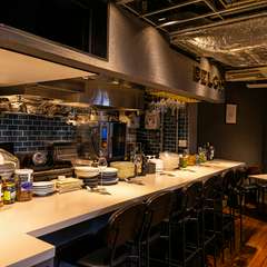 お一人様でのバー利用も楽しめるカウンター